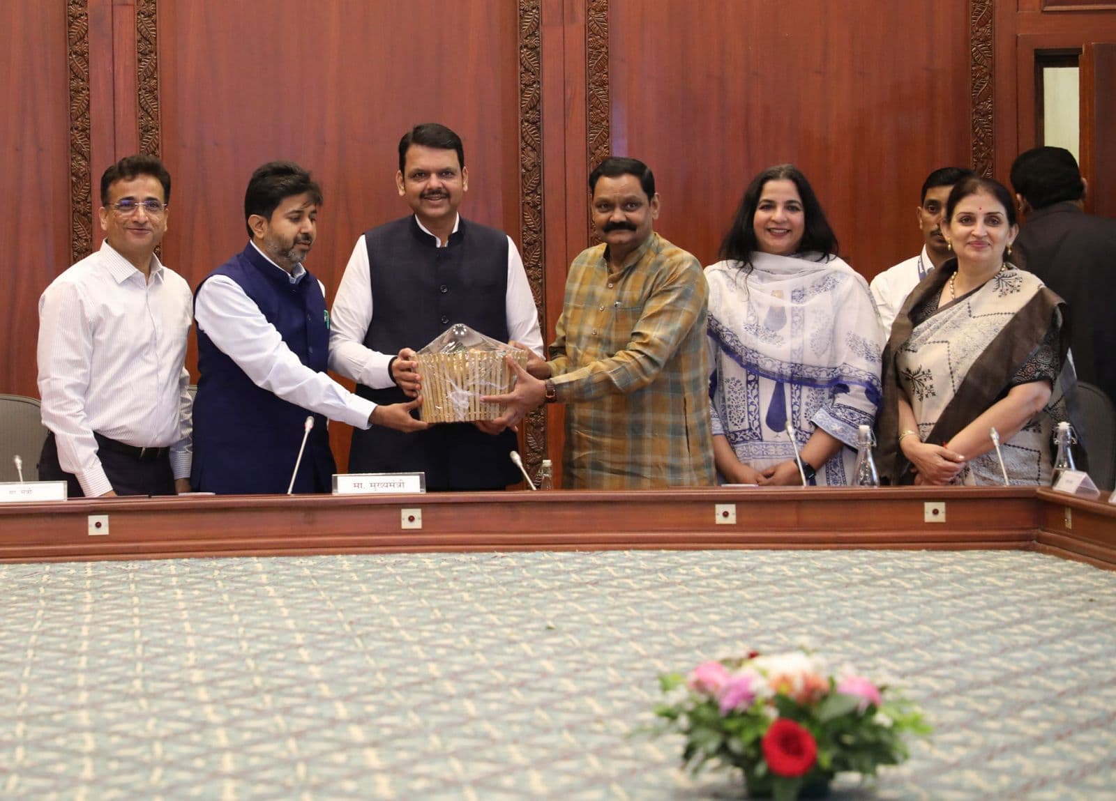 मुख्यमंत्री देवेंद्र फडणवीस यांना शबरी नॅचरल्सच्या प्रिमियम उत्पादनांची बांबूची भेटपेटी देताना आदिवासी विकास मंत्री डॉ. अशोक उईके व राज्यमंत्री इंद्रनील नाईक; समवेत मुख्य सचिव, प्रधान सचिव व व्यवस्थापकीय संचालक लीना बनसोड